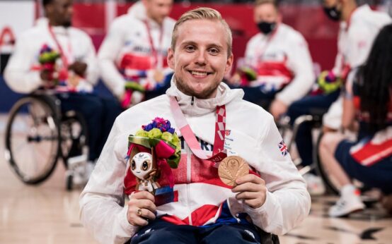 Jim Palmer mit Bronze Medaille dekoriert in Japan bei den Olympischen Spielen Tokyo 2020