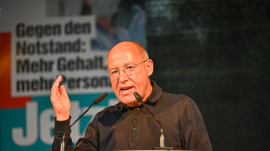 Gregor Gysi als „Stargast" auf dem Wallufer Platz in Wiesbaden. ©2021 Joachim Sobek