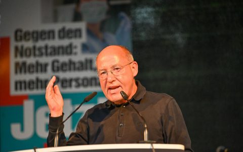 Gregor Gysi als „Stargast" auf dem Wallufer Platz in Wiesbaden. ©2021 Joachim Sobek