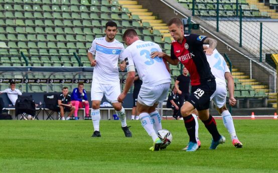 Gustaf Nilsson im Zweikampf, drei Gegenspieler sind einfach zu viel.