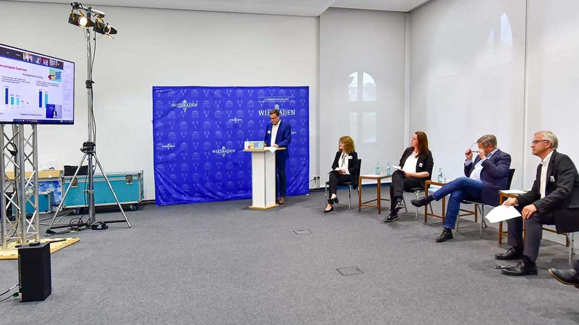 Hybridveranstaltung mit Stefan Schröder. Referent Mathias Nippgen-van-Diyk, Victoria Müller-Lipowsky, Projektleiterin Bürgerkolleg Constanze Bartiromo, Geschäftsleiterin Freiwilligenzentrum Andrea Stinner, EVIM Leiterin Freiwilligendienste