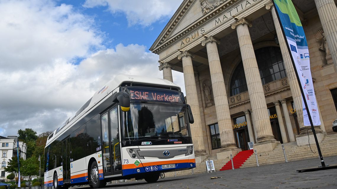 Null Emission: Wassersxtoffbus vor dem Kurhaus Wiesbaden