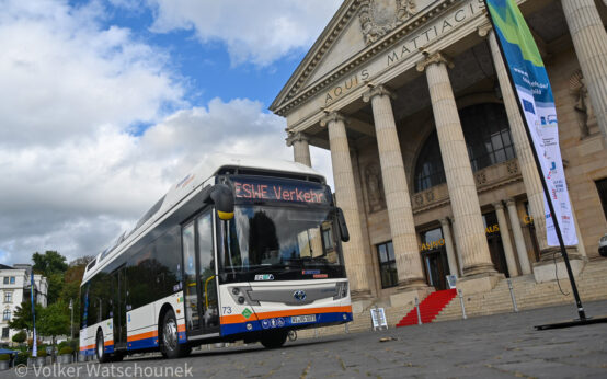 Null Emission: Wassersxtoffbus vor dem Kurhaus Wiesbaden