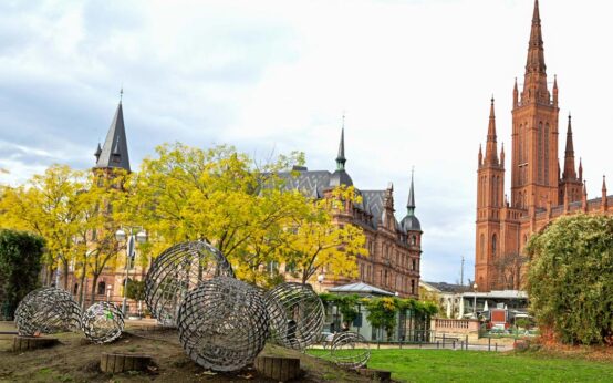 Bild zeigt die Skulptur von Kutscher, wo jedes Jahr das Kürbissuppenfest gefeiert wird.