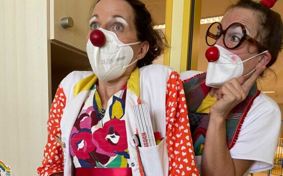 Die Clown-Doktoren beim Patienten.