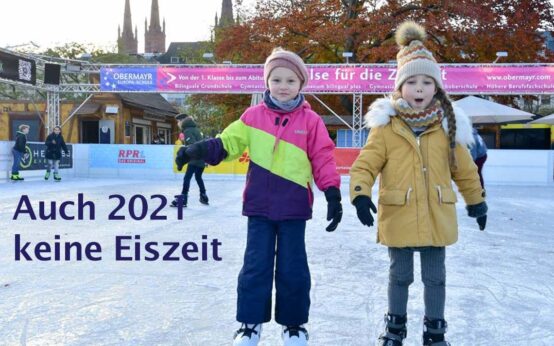 Letzte Eiszeit 2019, zwei Kinder haben ihren Spaß am Schiller Denkmal.