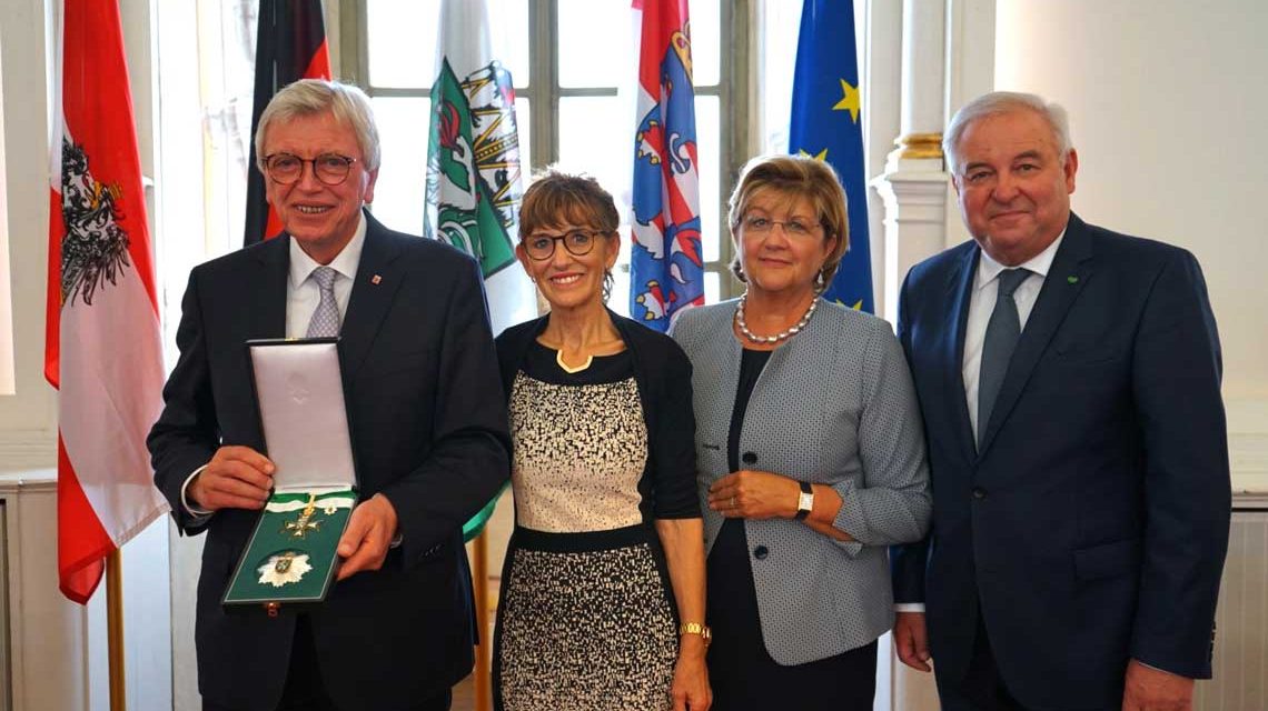 Der Hessische Ministerpräsident Volker Bouffier ist heute vom Landeshauptmann Hermann Schützenhöfer mit dem Großen Goldenen Ehrenzeichen des Landes Steiermark ausgezeichnet worden. (v.l.n.r.: Ministerpräsident Volker Bouffier, Ursula Bouffier, Marianne Schützenhöfer, Landeshauptmann Hermann Schützenhöfer) Foto: Hessische Staatskanzlei