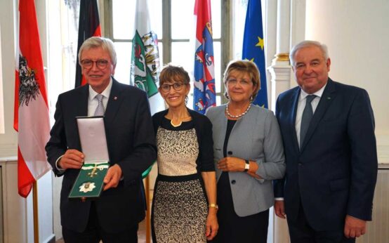 Der Hessische Ministerpräsident Volker Bouffier ist heute vom Landeshauptmann Hermann Schützenhöfer mit dem Großen Goldenen Ehrenzeichen des Landes Steiermark ausgezeichnet worden. (v.l.n.r.: Ministerpräsident Volker Bouffier, Ursula Bouffier, Marianne Schützenhöfer, Landeshauptmann Hermann Schützenhöfer) Foto: Hessische Staatskanzlei
