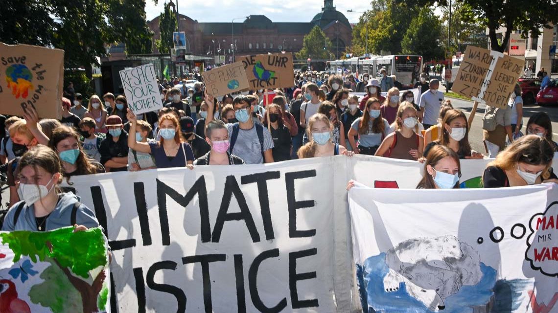 Mehr als 800 Teilnehmer ziehen durch die Bahnhofstraße um für ein besseres Klima zu protestieren.