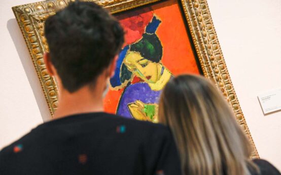 Tag der offenen Tür: Zwei Museumsbesucher schauen sich ein Werk von Jawlensky an.