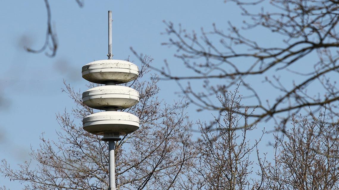 Sirenen aufgespießt, Warnsystem für die Bevölkerung.