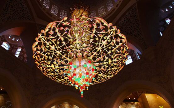 Moschee von Innen, Kronleuchter am, Tag der offenen Moschee