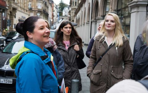 Stadtführungen, unterwegs mit Gästefürer: Eat the World, ein Streifzug durch Wiesbadens Innenstadt. Hier in der Nerostraße.
