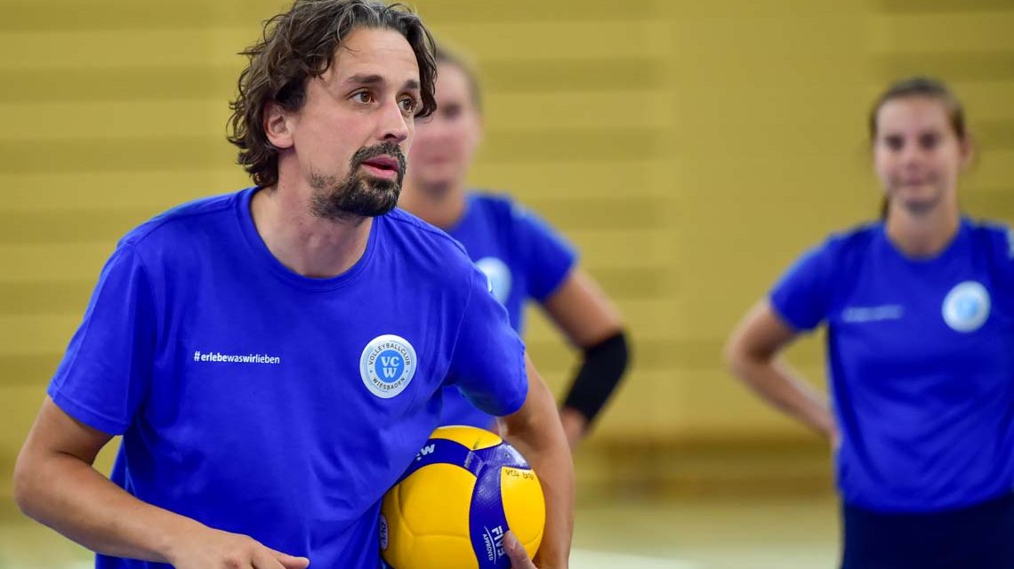 VC Wiesbaden - Head Coach Trainer Benedict Frank beim Training ©2021 Volker Watschounek