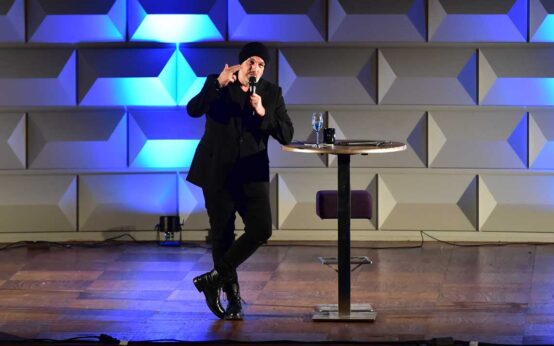 Programm von Thorsten Sträter auf der Bühne im Kurhaus.