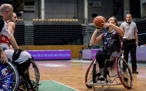 Es ist wie erwartet vor allem Dirk Passiwan, der seine Mannschaft im Spiel hält und stur die Bälle für Trier durch die Reuse jagt.