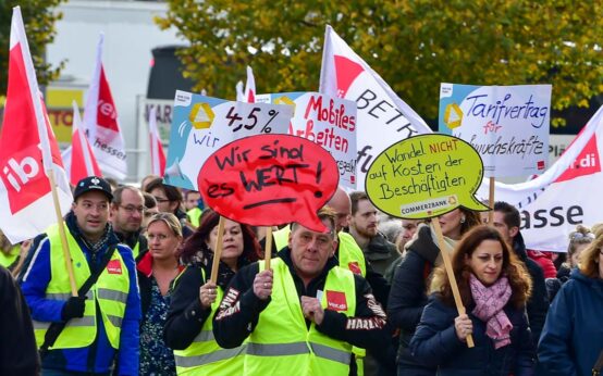 Warnstreik in Wiesbaden: Banker gehen auf die Straße. Warnstreik in Wiesbaden. ©2021 Volker Watschounek