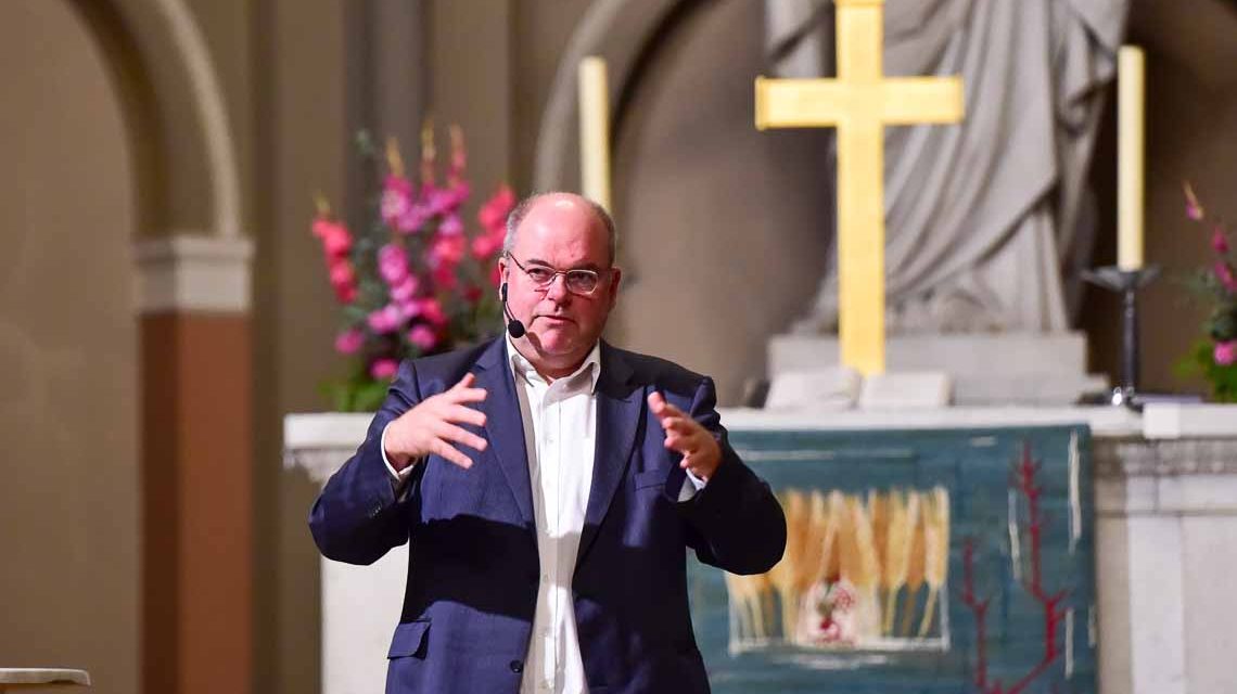 Walter Kohl hält einen Vortrag in der Marktkirche.
