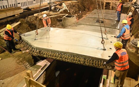 Auf der Kanalisation in der Bleichstraße wird eine neue Abschlussplatte verlegt.