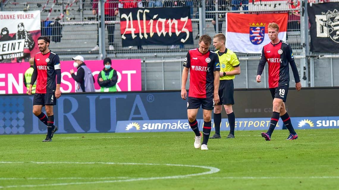 Die Spieler des SV Wehen Wiesbaden lassen die Köpfe hängen.