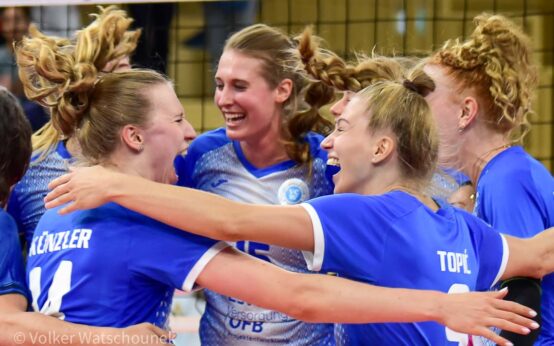 VCW: Laura Künzler, Dalila-Lilly Topic, Anna Wruck und alle anderen VCW Spielerinnen tanzen den Freudentanz.