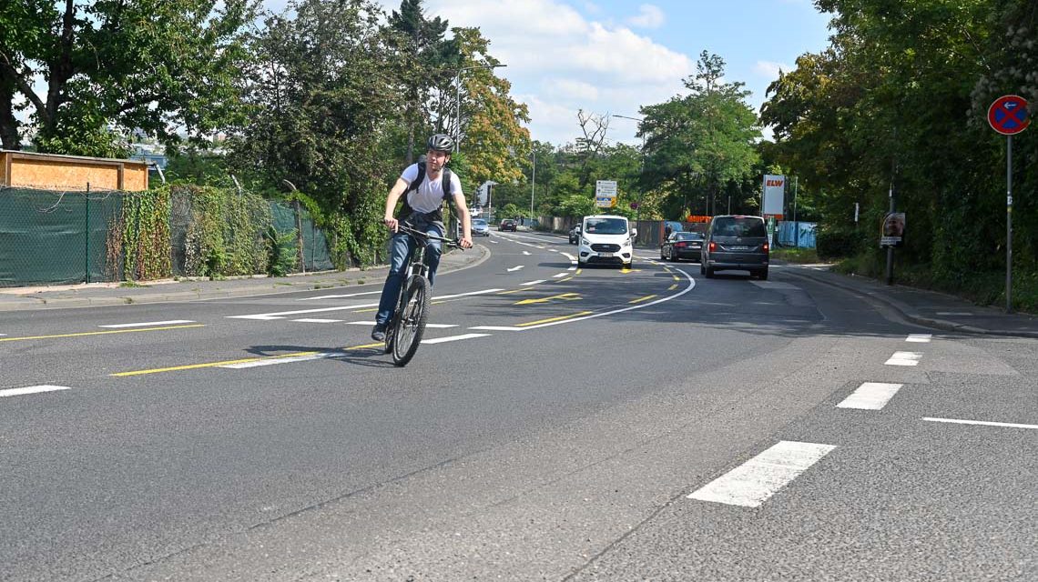Linksabbieger An der Kupferlache Foto: Volker Watschounek Kreuzungsbereich Gefährliche Radweg,