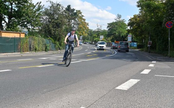 Linksabbieger An der Kupferlache Foto: Volker Watschounek Kreuzungsbereich Gefährliche Radweg,
