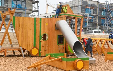 Hainweg und Spielplatz – Foto: Volker Watschounek
