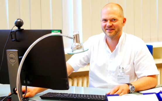 Chefarzt der Gynäkologie Dr. Christopher Wolf im Beratungsgespräch