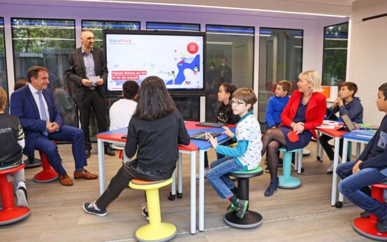 Ein Klasse sitzt im Digital-Truck.