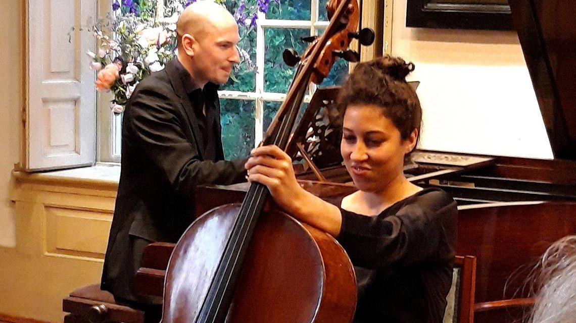 Konzert mit Ella van Poucke, sie siitzt am Chello