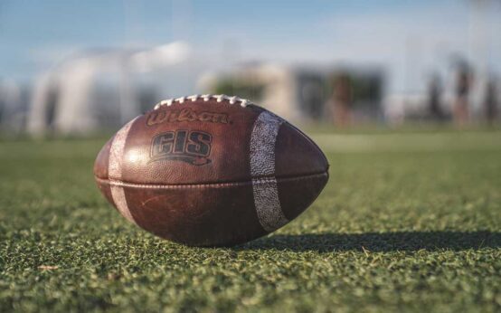 Phantoms: Football liegt auf Spielfeld