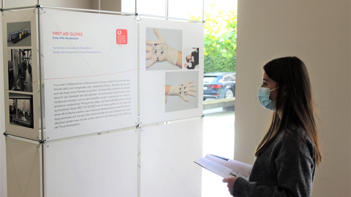 Besucher in der Ausstellung Universelles Design