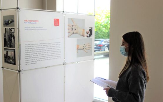 Besucher in der Ausstellung Universelles Design