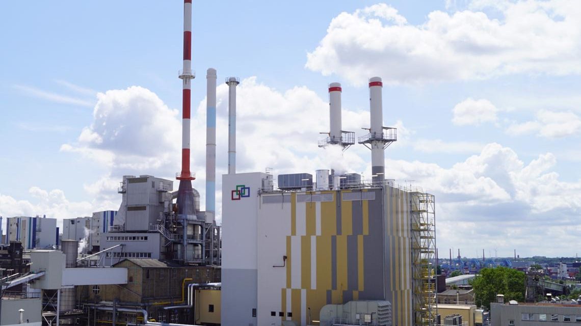 Das neue GuD-Kraftwerk im Industriepark Wiesbaden verfügt im neu errichteten Kesselhaus über zwei leistungsstarke Gasturbinen-Kessel-Kombinationen, deren Kamine 60 Meter in die Höhe reichen