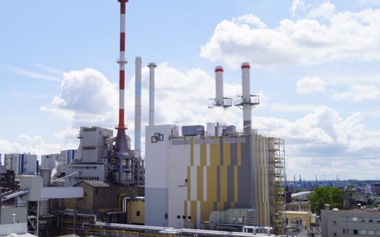 Das neue GuD-Kraftwerk im Industriepark Wiesbaden verfügt im neu errichteten Kesselhaus über zwei leistungsstarke Gasturbinen-Kessel-Kombinationen, deren Kamine 60 Meter in die Höhe reichen