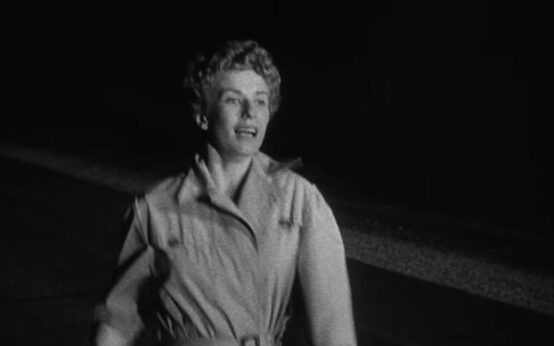 Frau läuft durch die Nacht.