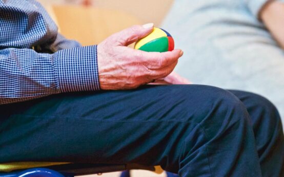 Parkinson Patient hält Ball in der Hand,