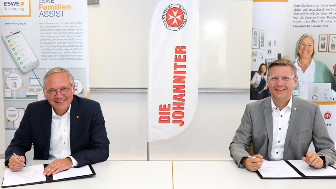 ESWE-Vorstandsvorsitzender Ralf Schodlok (l.) und Johanniter-Regionalverbandsvorstand Holger Lehr bei der Unterzeichnung der Kooperationsvereinbarung in Dieburg