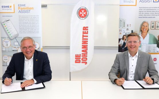 ESWE-Vorstandsvorsitzender Ralf Schodlok (l.) und Johanniter-Regionalverbandsvorstand Holger Lehr bei der Unterzeichnung der Kooperationsvereinbarung in Dieburg