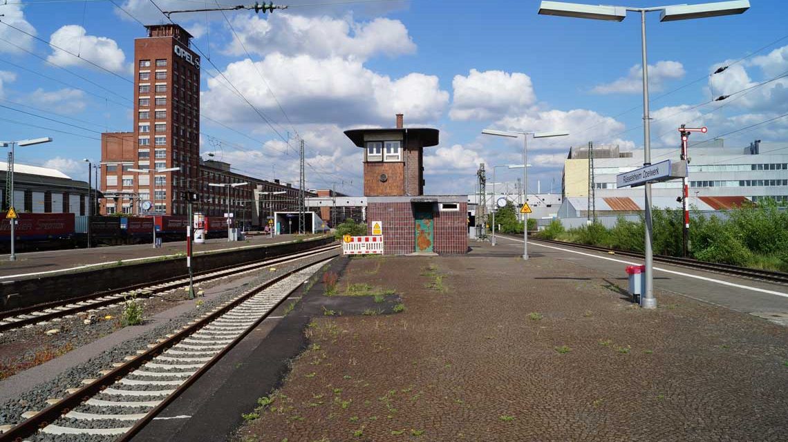 Auf der linken Seite des Opelbahnhofs ist der Opel-Turm zu sehen