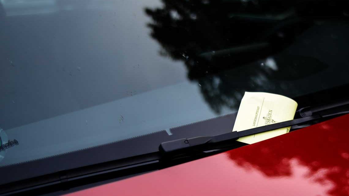 Parken: Strafzetel hinter Scheibenwischer.