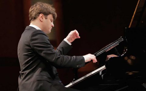 Georgy Tchaidze sitzt am Klavier und spielt.