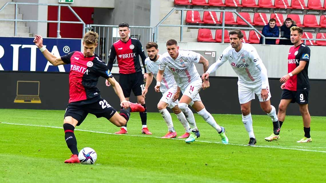 Maximilian Thiel beim Foulelfmeter. Er verwandelt ihn zum 1:0. Die Spieldaten: 3. Liga, 2021.2022, 15. Spieltag, SV Wehen Wiesbaden - FSV Zwickau, 2:2