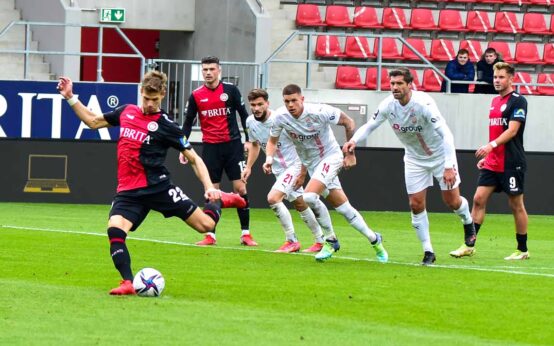 Maximilian Thiel beim Foulelfmeter. Er verwandelt ihn zum 1:0. Die Spieldaten: 3. Liga, 2021.2022, 15. Spieltag, SV Wehen Wiesbaden - FSV Zwickau, 2:2