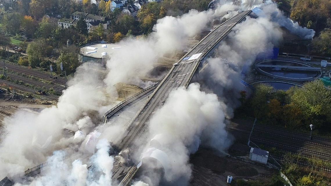 Exblosion, die Salzbachtalbrücke geht in Schutt und staub auf.