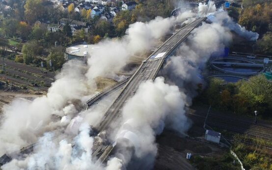 Exblosion, die Salzbachtalbrücke geht in Schutt und staub auf.