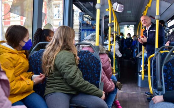 Thomas Oehlke erklärt den Fünftklässlern der Elly-Heuss Schule, worauf es beim Busharen ankommt.