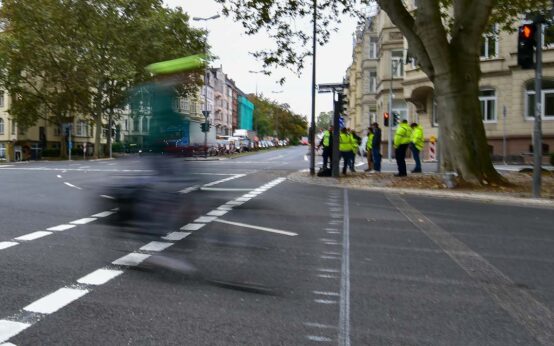 Radfahrer auf dem ersten Ring, nicht auf dem Mittelstreifen.