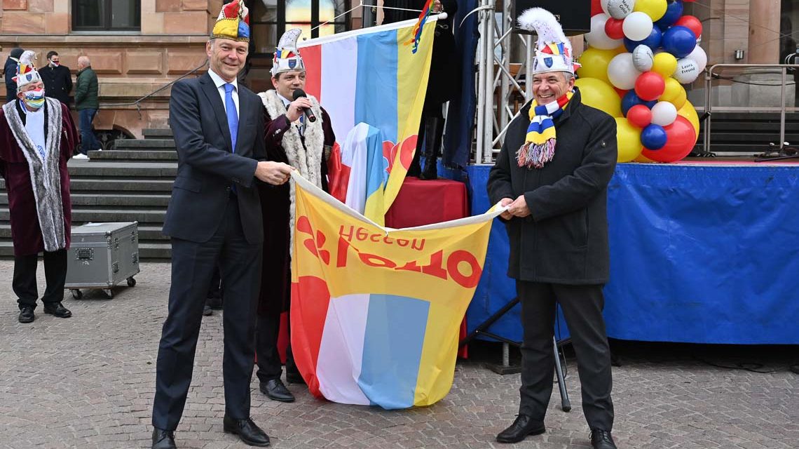 Fahnenhissung der Dacho fahne vor dem Rathaus